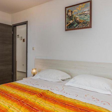 Lovely Apartment In Mali Losinj With Kitchen Exteriör bild